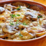 Gratin de pommes de terre, champignons et poulet