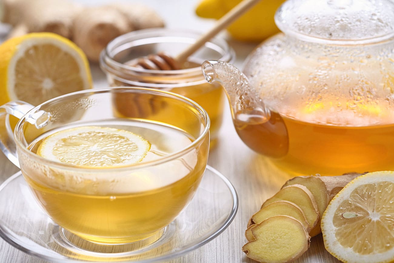 Мед польза рецепт. Имбирно-медовый сбитень. Чай с лимоном и имбирем и медом. Сбитень имбирно-лимонный. "Имбирь, лимон и мёд" сироп 100 мл.
